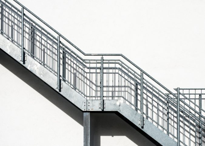 Escadas metálicas: design e funcionalidade em estruturas modernas