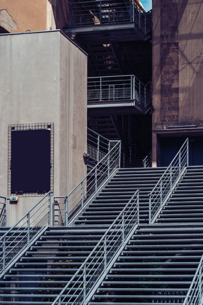 Escadas metálicas: design e funcionalidade em estruturas modernas