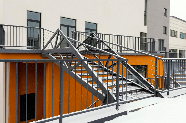 Escada metálica para obra: quando vale a pena investir nesse tipo de estrutura
