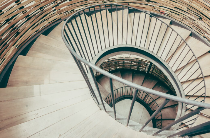 Escada metálica para obra: quando vale a pena investir nesse tipo de estrutura