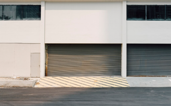 Vantagens da porta de aço automática de enrolar para comércios